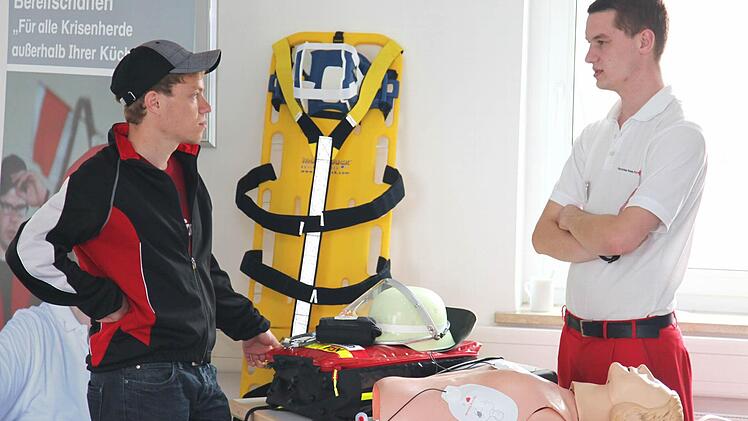 Fabian Pecht von der BRK-Bereitschaft Ebern informiert einen Besucher über Möglichkeiten der Ersten Hilfe. Foto: Michael Will