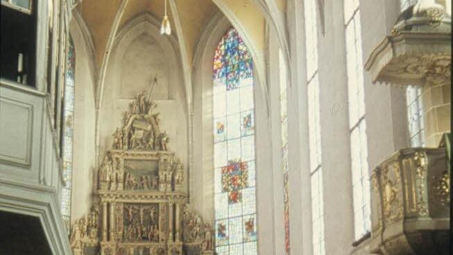 Das Innere der Morizkirche in den 60er Jahren: Zwischen Epistelstuhl und Altar erkennt man das Gitter, das den Zugang zur Gruft umschloss. Foto: Ernst Kaltwasser, Sammlung Gerhard Eckerlein