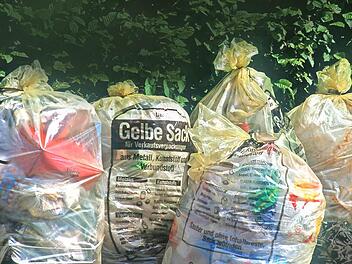 Der gelbe Sack nervt. Da sind sich die meisten der Mitglieder im Umweltausschuss des Landkreises einig. Eine gelbe Tonne wird es aber für Höchstadt, Adelsdorf, Herzogenaurach und die anderen Orte im Landkreis Erlangen-Höchstadt nicht geben. Foto: imago/Jochen Tack