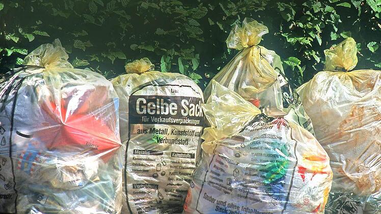 Der gelbe Sack nervt. Da sind sich die meisten der Mitglieder im Umweltausschuss des Landkreises einig. Eine gelbe Tonne wird es aber für Höchstadt, Adelsdorf, Herzogenaurach und die anderen Orte im Landkreis Erlangen-Höchstadt nicht geben. Foto: imago/Jochen Tack