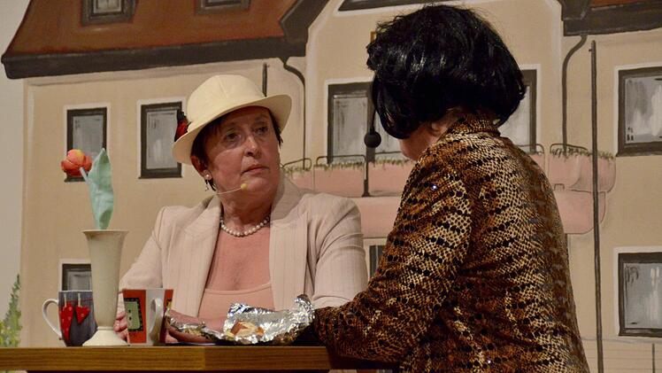 Beim Kaffeeklatsch am Marktplatz tauschten sich Klara (Lioba Schmitt, links) und Katinka (Sandra Metz) nicht nur über ihr Eheleben aus. Foto: Kathrin Kupka-Hahn