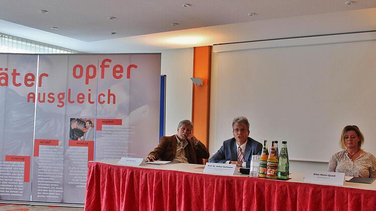 Experten für den Täter-Opfer-Ausgleich (von links): Gerd Delattre, Leiter TOA Servicebüro, Kriminologe Prof. Dr. Arthur Hartmann und Mediatorin Silke Menn-Quast. Foto: Werner Vogel