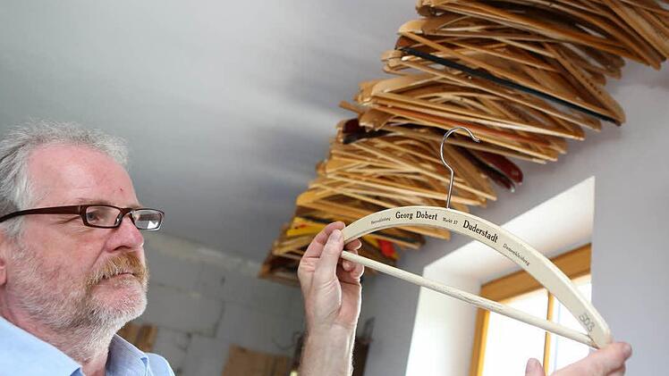 Dank seiner Datenbank weiß Matthias Dülp über jeden Bügel Bescheid: Nummer 503 stammt aus Duderstadt. Foto: Barbara Herbst