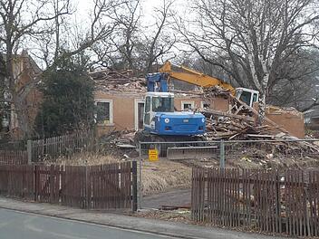 Ein Stück des alten Stadtteils Weiher verschwindet: Das Bauernhaus muss einem umstrittenen Neubauvorhaben in der Friedrich-Schönauer-Straße 45 weichen. Dort sollen zwei Mehrfamilienwohnhäuser entstehen, gegen die sich in der Nachbarschaft starker Widerstand formiert hat. Foto: privat