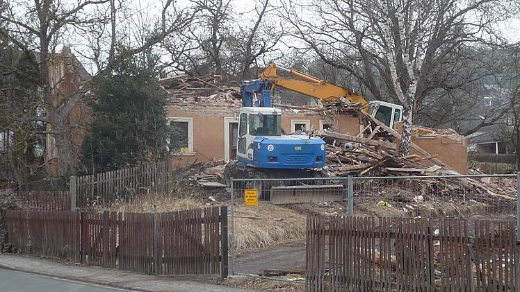 Ein Stück des alten Stadtteils Weiher verschwindet: Das Bauernhaus muss einem umstrittenen Neubauvorhaben in der Friedrich-Schönauer-Straße 45 weichen. Dort sollen zwei Mehrfamilienwohnhäuser entstehen, gegen die sich in der Nachbarschaft starker Widerstand formiert hat. Foto: privat
