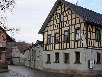 Blick auf das Gasthaus und die "Heilig-Länder-Halle (rechts) der Dorfgemeinschaft Neubrunn.