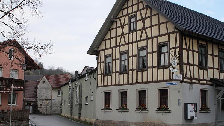 Blick auf das Gasthaus und die "Heilig-Länder-Halle (rechts) der Dorfgemeinschaft Neubrunn.