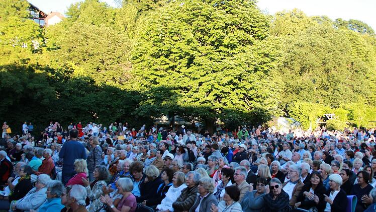 Tausende von Zuhörern bejubelten das Philharmonische Orchester des Landestheaters Coburg unter Leitung von Roland Kluttig  beim Klassik-Open-Air im Rosengarten.Foto: Jochen Berger