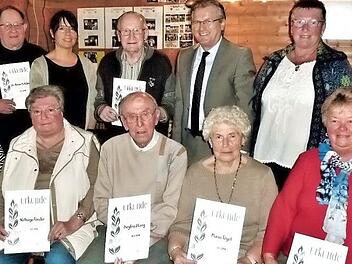 Ehrungen beim TSV 1889 Stockheim für 50- und 60jährige Mitgliedschaft. Mit im Bild (stehend) die beiden Vorsitzenden Elisabeth Finzel (Zweite von rechts) und Kerstin Weschta sowie Bürgermeister Rainer Detsch  Foto: Gerd Fleischmann