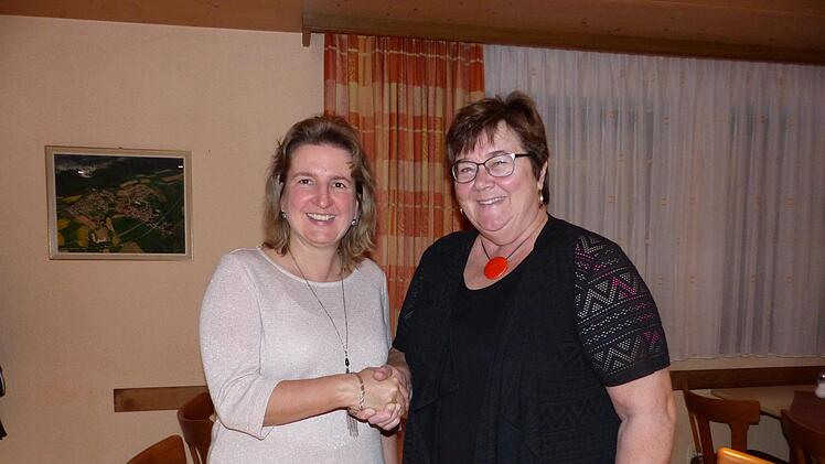 Die stellvertretende CSU-Kreisvorsitzende Brigitte Soziaghi (rechts) gratulierte Doris Leithner-Bisani (links) und den Kandidaten für den Gemeinderat für das erhaltene einstimmige Vertrauen bei der CSU-Nominierungsversammlung.Foto: Klaus-Peter Wulf