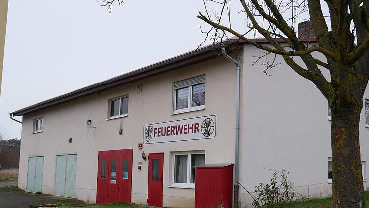 Das derzeitige Feuerwehrhaus mit dem darüber liegenden Schützenhaus: Einst als Raiffeisen-Lagergebäude gebaut, entspricht es nicht mehr aktuellen Anforderungen für das Feuerwehrwesen. Darauf machte Kommandant Dominik Englert bei der Jahreshauptversammlung aufmerksam. Foto: Daniel Wiener