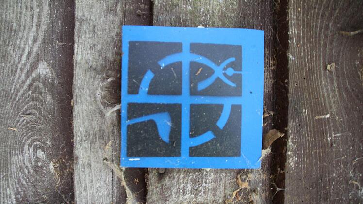 Die Schnitzeljagd führt in den Wald zwischen Uehlfeld und Vestenbergsgreuth. "The blue gallery": Der mysteriöse Künstler hat sich dort offenbar schon vor einem Jahr ein weiteres, verstecktes "Atelier" in einer verlassenen Hütte  eingerichtet. Foto: Christian Bauriedel