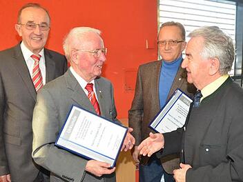 Sie schieden auf eigenen Wunsch aus dem Vorstand des BLSV-Kreisverbandes aus: Herbert Kalb (Zweiter von links) und Herbert Simon (Zweiter von rechts) . Kreisvorsitzender Karl H. Fick (links) überreichte zusammen mit Bezirksvorsitzendem Manfred Kreitmeier (rechts) die Dankurkunden für jahrzehntelanges ehrenamtliches Engagement für den Sport.Fotos: karl-Heinz Hofmann