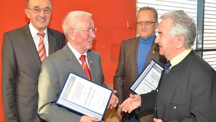 Sie schieden auf eigenen Wunsch aus dem Vorstand des BLSV-Kreisverbandes aus: Herbert Kalb (Zweiter von links) und Herbert Simon (Zweiter von rechts) . Kreisvorsitzender Karl H. Fick (links) überreichte zusammen mit Bezirksvorsitzendem Manfred Kreitmeier (rechts) die Dankurkunden für jahrzehntelanges ehrenamtliches Engagement für den Sport.Fotos: karl-Heinz Hofmann