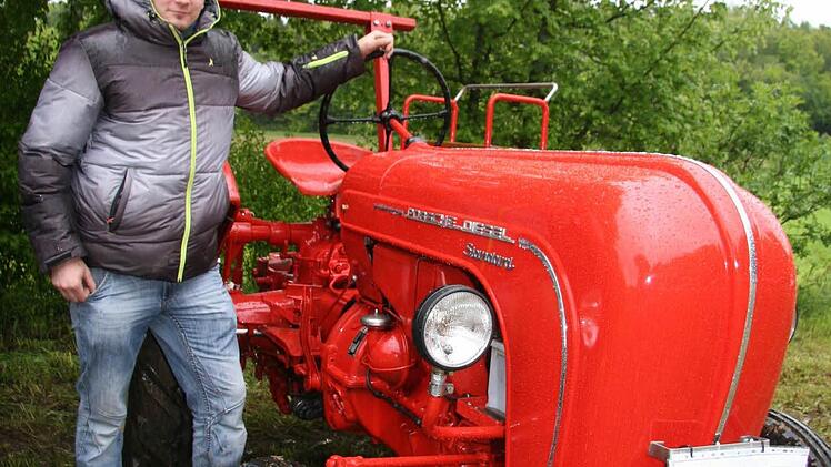 Der knallrote Porsche Traktor war eines der Schmuckstücke. Doch Besitzer Stefan Hagen hatte ihn auf dem Tieflader angefahren, denn bei Regenwetter ist es nicht wirklich angenehm mit dem Oldi durch die Landschaft zu kutschieren.