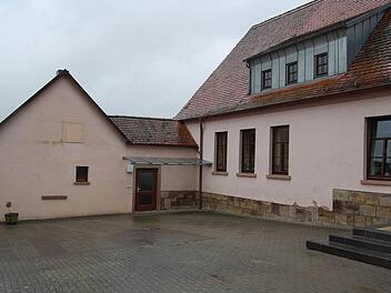 Die Sanierung rückt in unbestimmte Ferne: Das Kindergartengebäude mit dem Marienheim rechts, das im Obergeschoss wegen des großen Bücherbestandes bereits Risse aufweist. Foto: Günther Straub