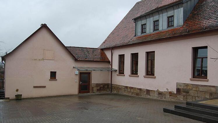 Die Sanierung rückt in unbestimmte Ferne: Das Kindergartengebäude mit dem Marienheim rechts, das im Obergeschoss wegen des großen Bücherbestandes bereits Risse aufweist. Foto: Günther Straub