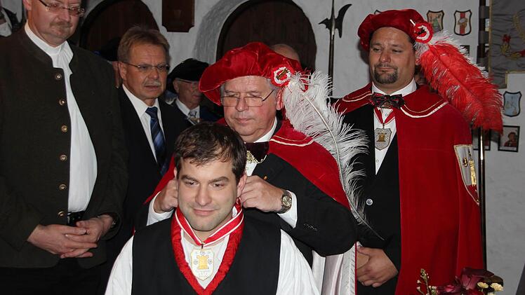Markus Stöckert erhält den Ritterorden von Michael (Badura) der Preuß. Foto: Friedwald Schedel