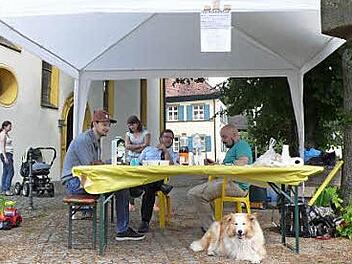 Sammelstelle vor der Laurentiuskirche Foto: Dieter Grams