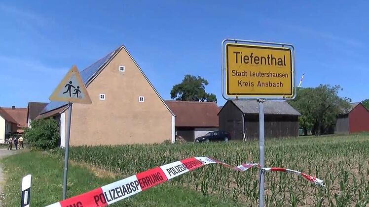 Am Freitagmorgen (10.07.2015) wurden zwei Menschen in Tiefenthal (Landkreis Ansbach) aus einem fahrenden Auto heraus erschossen. Foto: News5 / Fricke