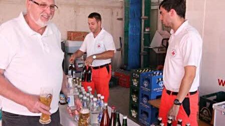 Ein heißer Sommertag war es beim BRK-Sommerfest. Die Helfer am Getränkestand hatten daher gut zu tun.  Foto: Helmut Will