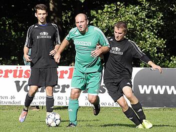 Der Stadelhofener Alexander Lorenz (r.) versucht den Melkendorfer Christian Lampel zu stören; links lauert Tobias Neundoerfer. Fotos: sportpress