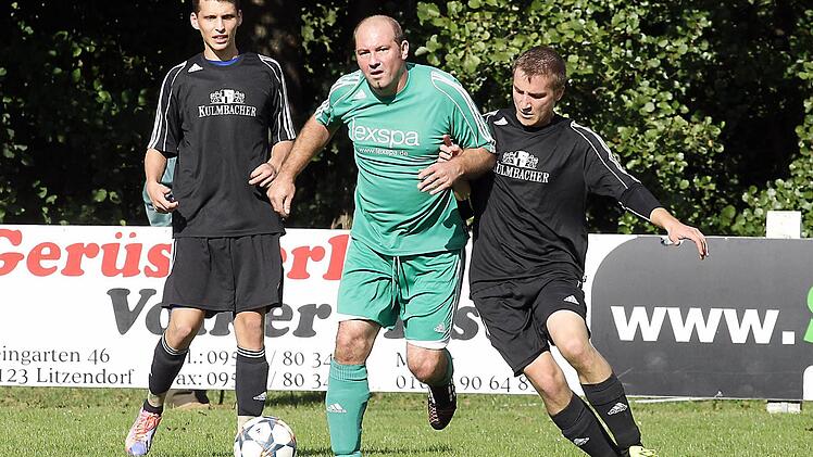 Der Stadelhofener Alexander Lorenz (r.) versucht den Melkendorfer Christian Lampel zu stören; links lauert Tobias Neundoerfer. Fotos: sportpress