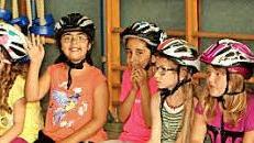 Gespannt verfolgen die Mädchen die Fahrt ihrer Mitschüler und fiebern schon ihrer eigenen entgegen. Fotos: Günther Geiling