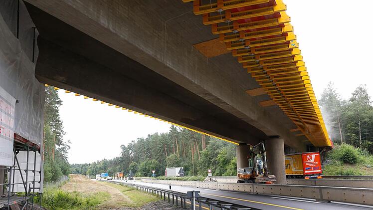 Der Verkehr auf der A 73 wird durch die Brückenbaustelle nur wenig behindert.Foto: Matthias Hoch