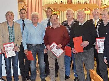 Ehrungen für treue Mitglieder der FF Weißenbrunn - mit im Bild Bürgermeister Egon Herrmann (4. v. r.) sowie von rechts 1. Kommandant Thomas Friedrich und 1. Vorsitzender Christian Höfner Fotos: K.- H. Hofmann