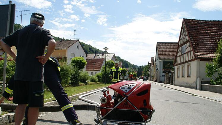 Viele Schlauchleitungen waren beim Gemeindefeuerwehrtag in Unterschleichach zu verlegen. Foto: Sabine Weinbeer