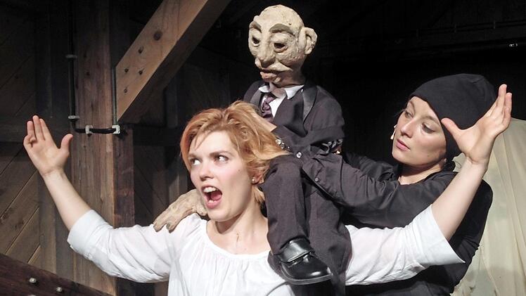 Zwei Schauspielerinnen, drei Rollen: Lea (Bettina Wagner) erhält Besuch vom Tod, der aber steht eigentlich wiederum hinter ihm in Gestalt von Kai Anne Schuhmacher.  Foto: Markus Häggberg