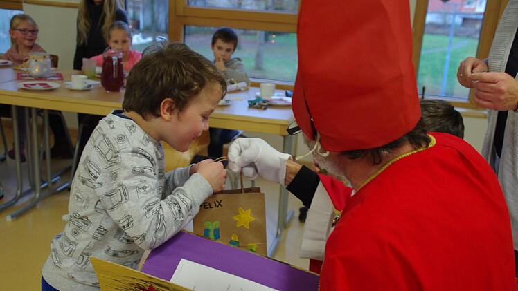 Der Nikolaus besuchte die Petra-Döring-Schule in Kronach. Foto: Marco Meißner