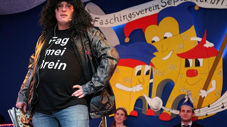 Auch Rocker "Pattex" (Helmut Neudecker) ließ sich den Abstecher aus Nürnberg zum Bunten Abend nicht nehmen. Foto: Bettina Knauth