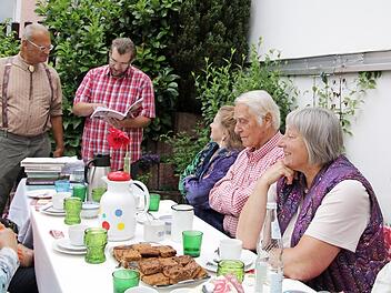 Vier Literaten aus dem Oberland hatte der Verein "Kultur auf der Höhe" (im Hintergrund Robert und Alexander Thern) an einem Nachmittag in Reichenbach ausgegraben. Foto: Klaus Klaschka