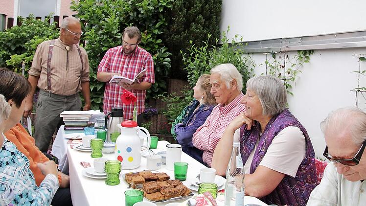Vier Literaten aus dem Oberland hatte der Verein "Kultur auf der Höhe" (im Hintergrund Robert und Alexander Thern) an einem Nachmittag in Reichenbach ausgegraben. Foto: Klaus Klaschka