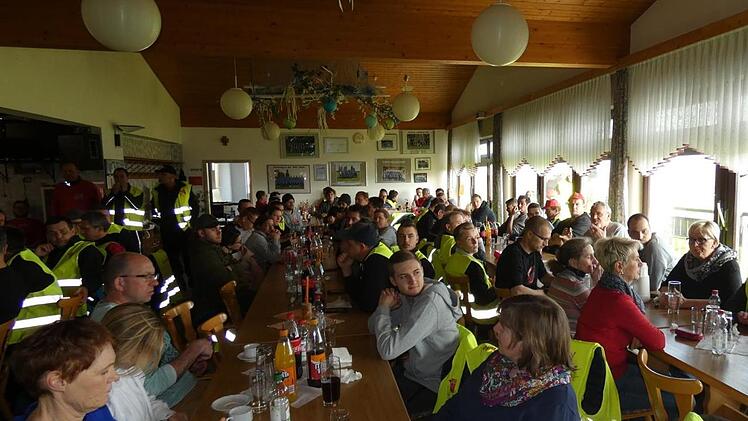 Bis zum letzten Platz gefüllt war das TSV-Sportheim in Knetzgau.