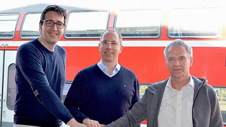 Die Vollst&auml;ndigkeit der Lizenzierungsunterlagen der Heitec Volleys ist best&auml;tigt: Bundesliga-Manager Daniel Sattler (Mitte) mit dem Eltmanner Manager Rolf Werner (rechts) und Heiko Gro&szlig;mann, dem Gesch&auml;ftsf&uuml;hrer der Cuadrum GmbH und Mitgesellschafter der neuen Spielbetriebs GmbH. Foto: Werner Haala