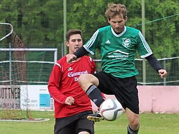 Gefühlvoll lässt TVE-Spielmacher Jens Köhler (grün) den Ball vor dem Heilgersdorfer Matthias Schmidt abtropfen.  Foto: Wolfgang Dietz