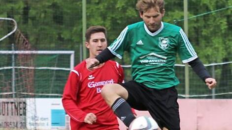 Gefühlvoll lässt TVE-Spielmacher Jens Köhler (grün) den Ball vor dem Heilgersdorfer Matthias Schmidt abtropfen.  Foto: Wolfgang Dietz