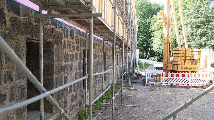 Einzige Erinnerung an das alte Berghaus: Diese Mauer aus Basaltsteinen bleibt erhalten. Foto: Ulrike Müller