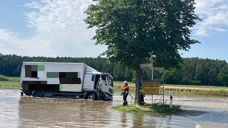 Lkw und Kleintransporter fahren bei Willersdorf ins Hochwasser