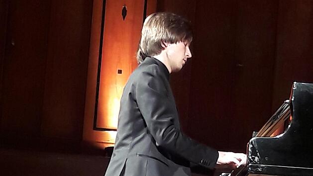 Pianist Amadeus Wiesensee begeisterte beim Konzertabend in der  "Cape Classic-Reihe"   im Max-Littmann-Saal. Foto: Hartmut Hessel