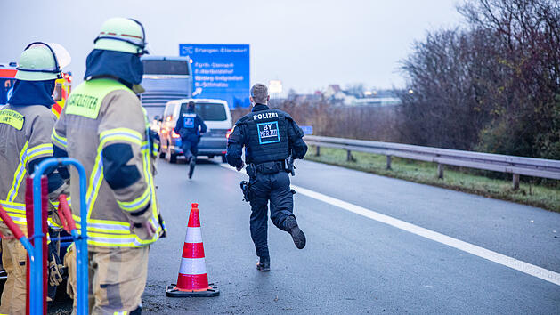 Mercedes prallt in Leitplanke: Drei Menschen verletzt