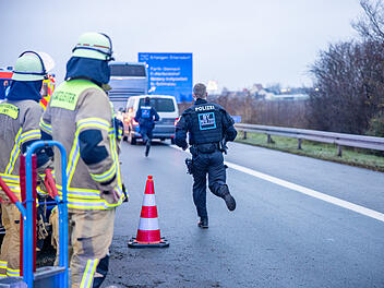 Mercedes prallt in Leitplanke: Drei Menschen verletzt