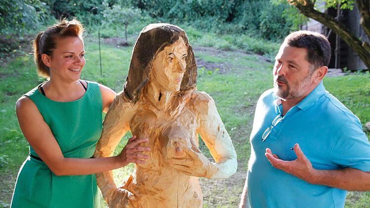 Der Künstler Clemens Heinl aus Schwabach mit Jessica Heid bei der Skulptur mit den großen Brüsten