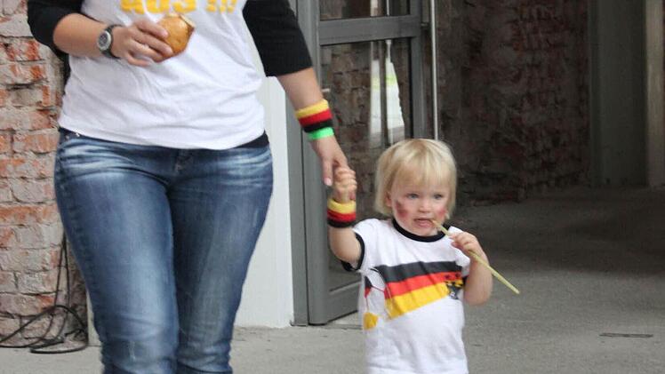 Im Fußballfieber: Radio-Eins-Moderatorin Uli Noll mit Tochter Sophie