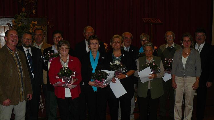 Elf Gartenbaufreunde wurden für ihre 25-jährige Mitgliedschaft mit der Silbernen Ehrennadel des Gartenbauverbandes Oberfranken belohnt. Unser Bild zeigt die Geehrten im Kreise des Vorstandes und der Ehrengäste.