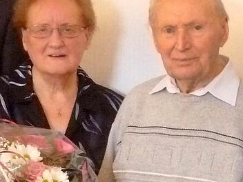 Irmengard und Peter Eichhorn feierten Eiserne Hochzeit. Zu den Gratulanten zählten neben Landrat Johann Kalb auch die Bürgermeister Rüdiger Gerst und Hans-Dieter Ruß. Foto: Lena Thiem