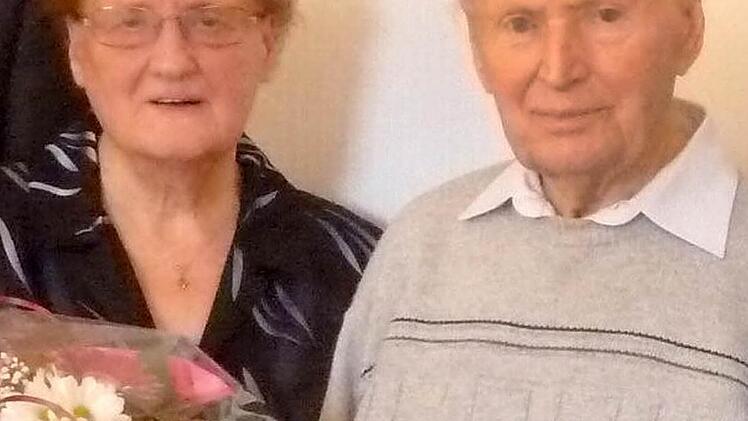 Irmengard und Peter Eichhorn feierten Eiserne Hochzeit. Zu den Gratulanten zählten neben Landrat Johann Kalb auch die Bürgermeister Rüdiger Gerst und Hans-Dieter Ruß. Foto: Lena Thiem